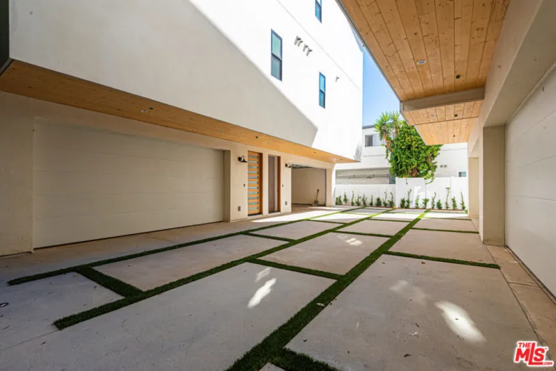 10847 Morrison St - Image 3