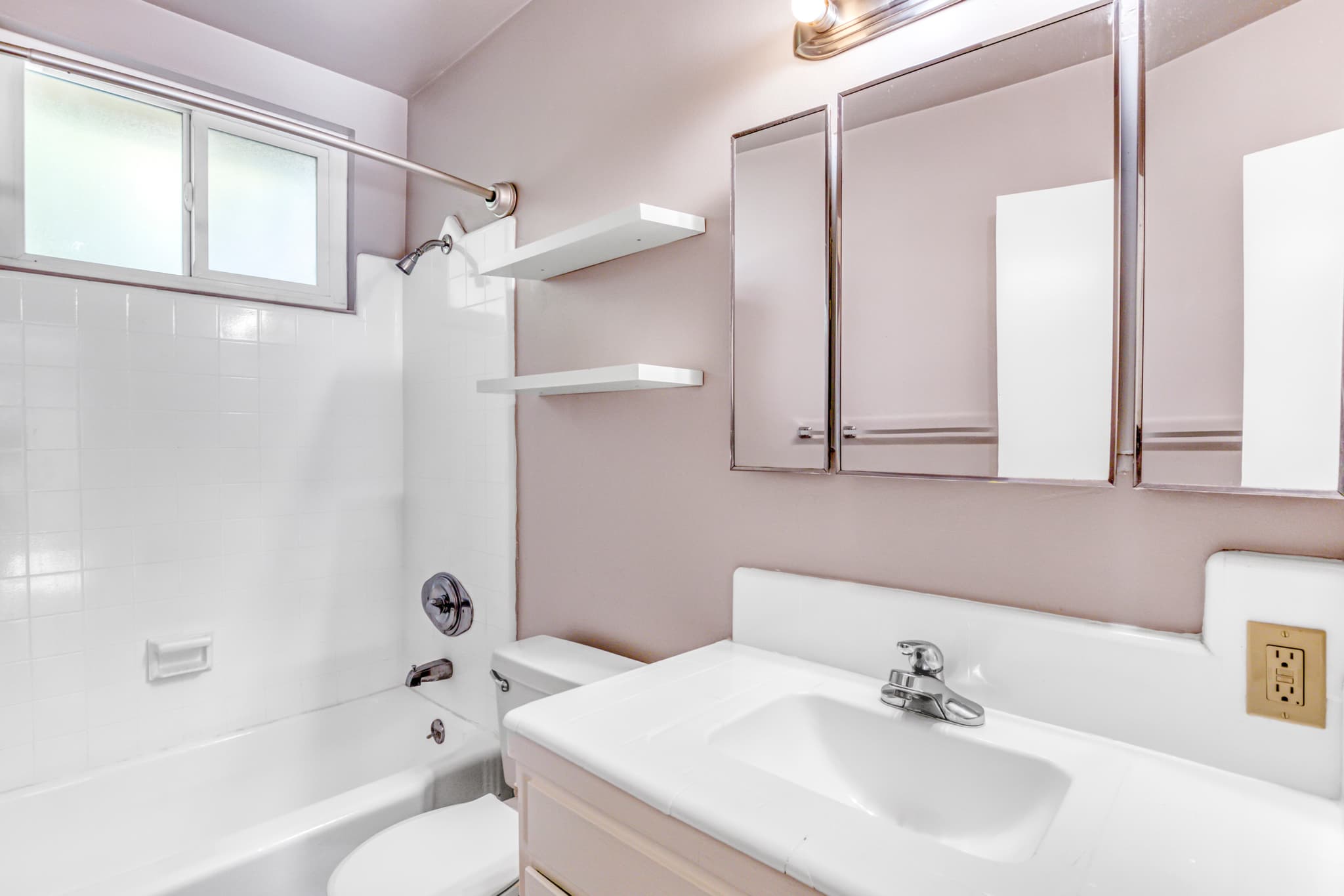 2328 N Beachwood Dr - Image 7