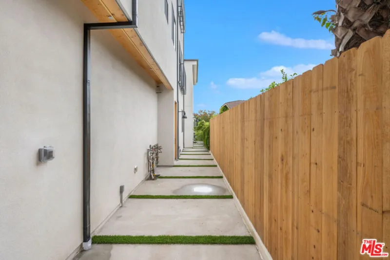 726 Robinson St - Image 3