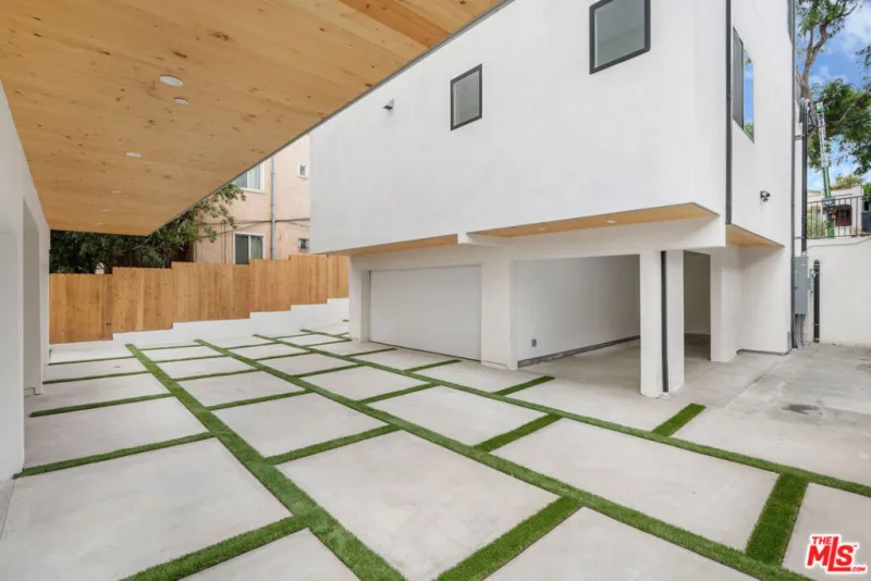 726 Robinson St - Image 4